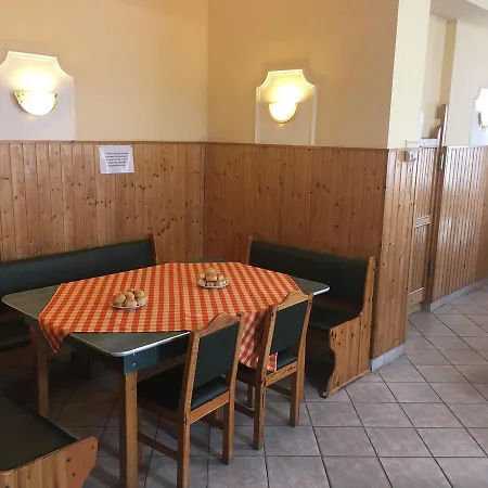 Alojamento de Acomodação e Pequeno-almoço Kék Lagúna Panzió 3*