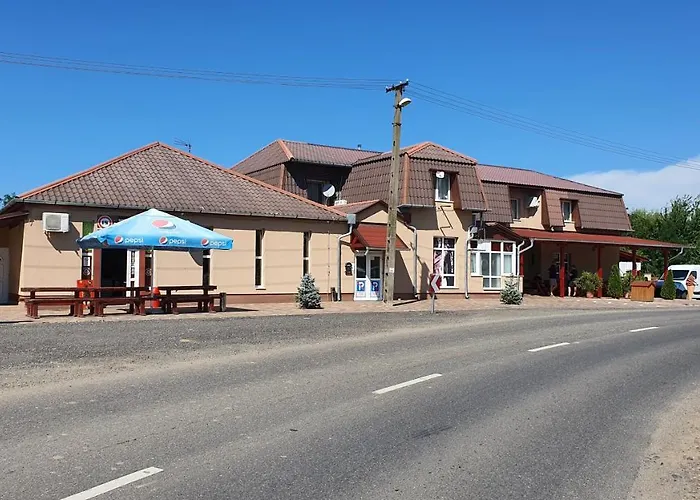 Kek Laguna Panzio Frühstückspension Dombrád