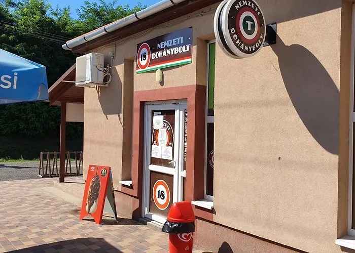 Kek Laguna Panzio Frühstückspension Dombrád